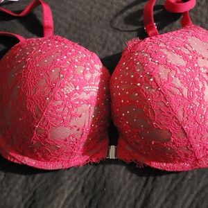 Front close NWT VS bra
